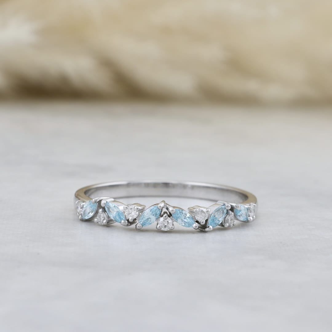 Bague semi-éternité Marquise diamants et Topaze bleue Mathieu Blanchard Bagues Jonc semi-éternité Marquise en or 14K, diamants et aigues-marines | Mathieu Blanchard Mathieu Blanchard Joaillerie
