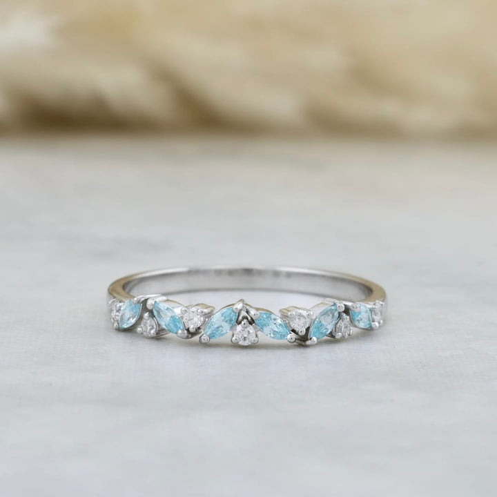 Bague semi-éternité Marquise diamants et Topaze bleue Mathieu Blanchard Bagues Jonc semi-éternité Marquise en or 14K, diamants et aigues-marines | Mathieu Blanchard Mathieu Blanchard Joaillerie