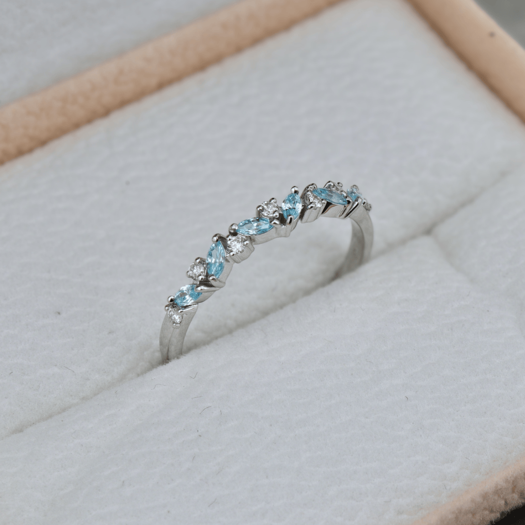 Mathieu Blanchard Bagues Bague semi-éternité Marquise diamants et Topaze bleue