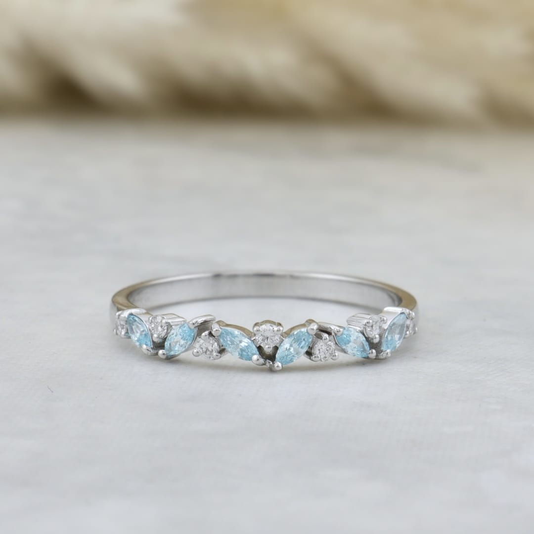 Mathieu Blanchard Bagues Bague semi-éternité Marquise diamants et Topaze bleue