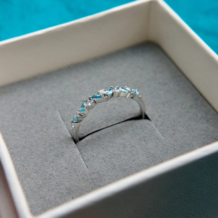Mathieu Blanchard Bagues Bague semi-éternité Marquise en or 14K, diamants et aigues-marines