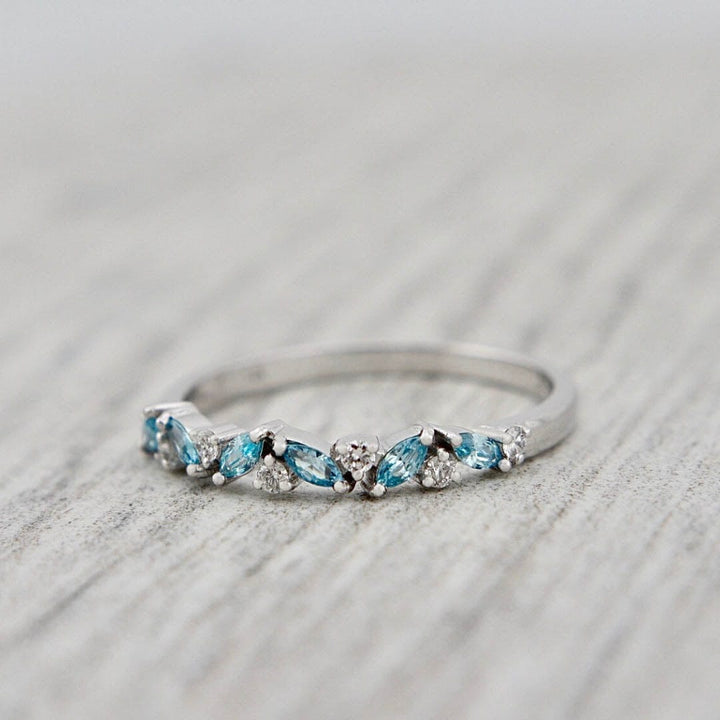 Mathieu Blanchard Bagues Bague semi-éternité Marquise en or 14K, diamants et aigues-marines