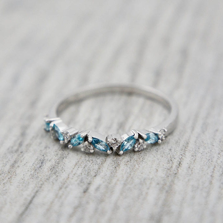 Mathieu Blanchard Bagues Bague semi-éternité Marquise en or 14K, diamants et aigues-marines