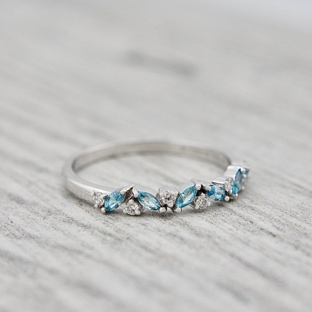 Mathieu Blanchard Bagues Bague semi-éternité Marquise en or 14K, diamants et aigues-marines