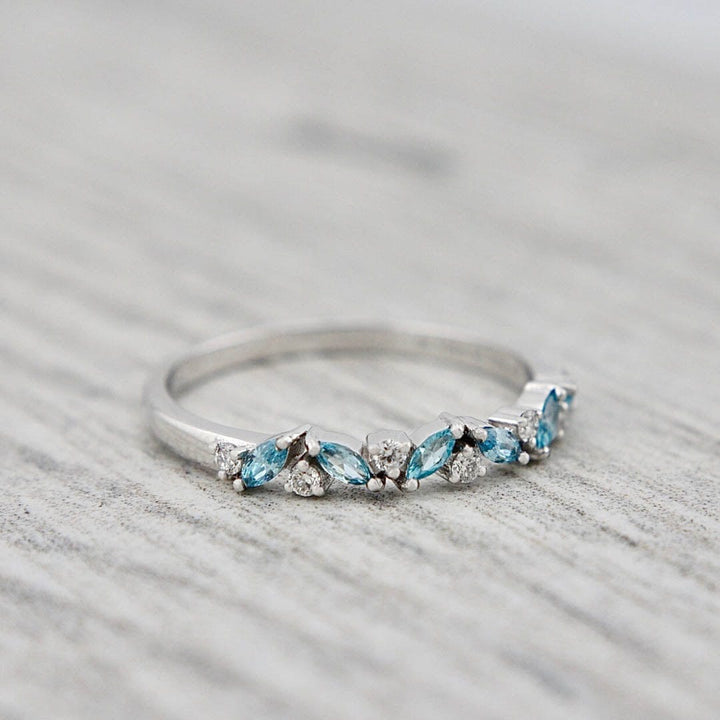 Mathieu Blanchard Bagues Bague semi-éternité Marquise en or 14K, diamants et aigues-marines