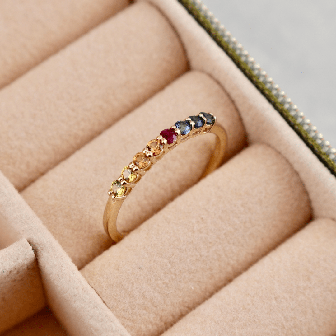 Bague semi-éternité Saphirs et Rubis Mathieu Blanchard Bagues Semi-éternité à arc-en-ciel saphirs et rubis  en or 14K | Mathieu Blanchard Mathieu Blanchard Joaillerie