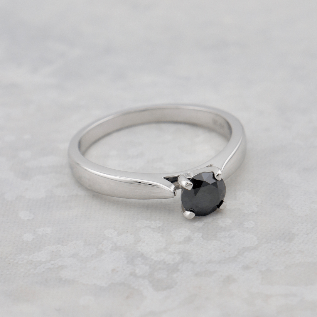 Bague solitaire Classique et moissanite noir 0,5 ct Mathieu Blanchard Bagues Solitaire Classique Moissanite Noire 0,5ct en or 10K | Mathieu Blanchard Mathieu Blanchard Joaillerie