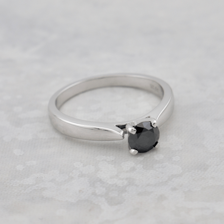 Bague solitaire Classique et moissanite noir 0,5 ct Mathieu Blanchard Bagues Solitaire Classique Moissanite Noire 0,5ct en or 10K | Mathieu Blanchard Mathieu Blanchard Joaillerie