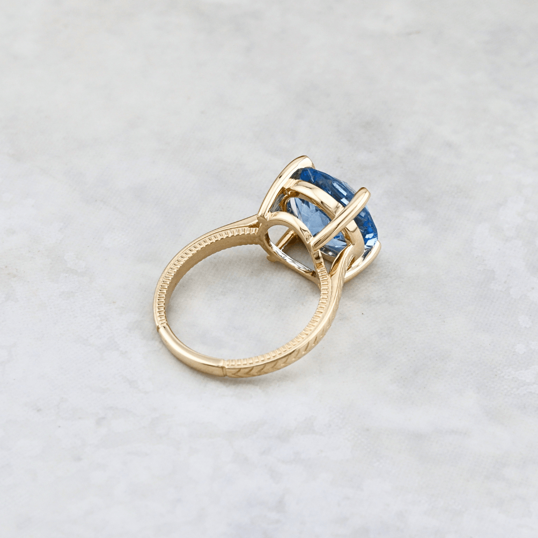 Bague Solitaire et saphir Mathieu Blanchard Bagues Bague Solitaire sur mesure en or jaune et saphir Aqua - Mathieu Blanchard Mathieu Blanchard Joaillerie