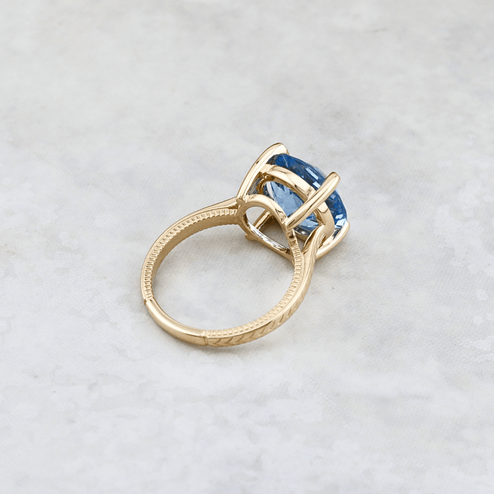 Bague Solitaire et saphir Mathieu Blanchard Bagues Bague Solitaire sur mesure en or jaune et saphir Aqua - Mathieu Blanchard Mathieu Blanchard Joaillerie