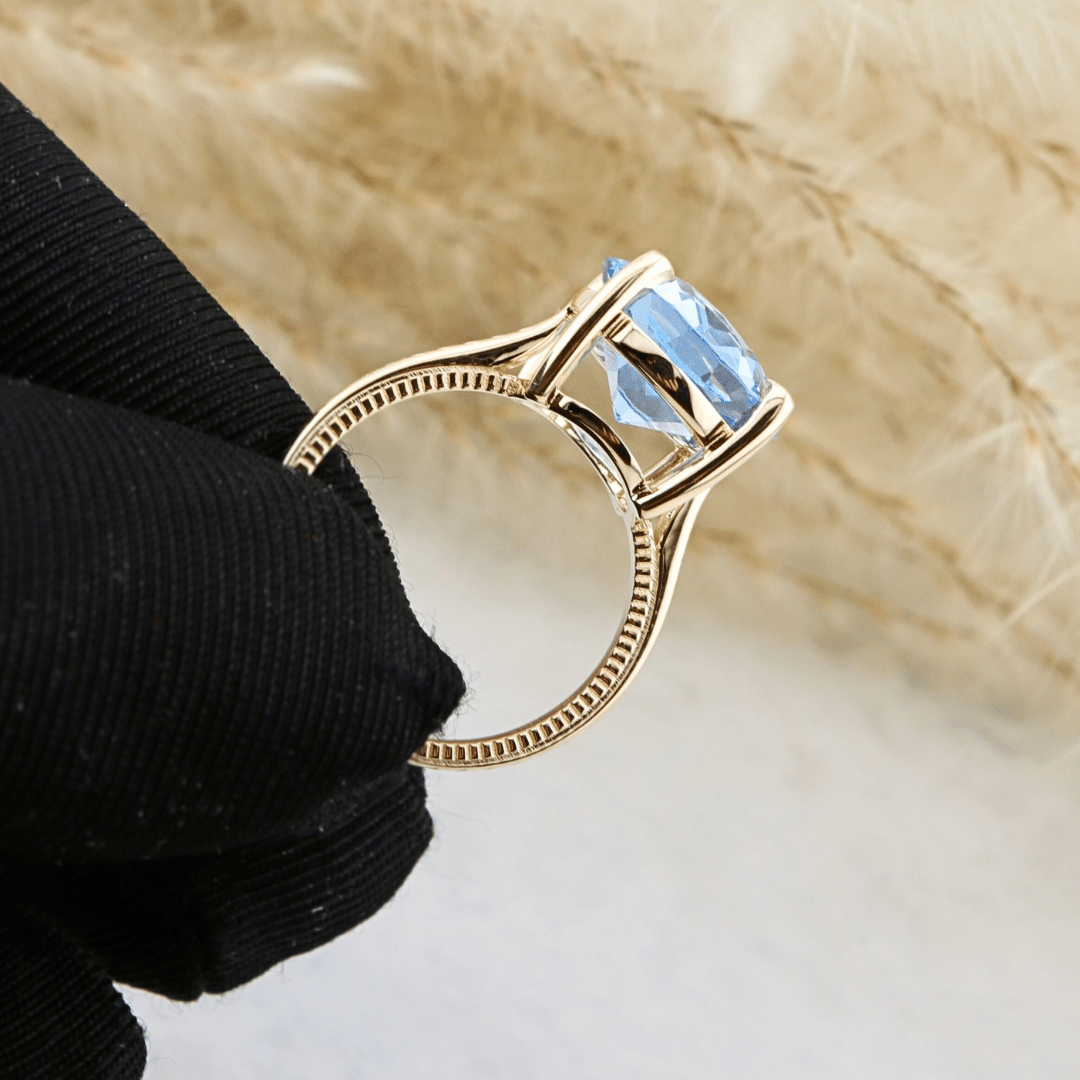 Bague Solitaire et saphir Mathieu Blanchard Bagues Bague Solitaire sur mesure en or jaune et saphir Aqua - Mathieu Blanchard Mathieu Blanchard Joaillerie