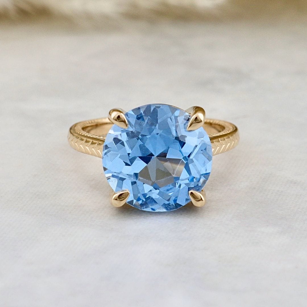 Bague Solitaire et saphir Mathieu Blanchard Bagues Bague Solitaire sur mesure en or jaune et saphir Aqua - Mathieu Blanchard Mathieu Blanchard Joaillerie