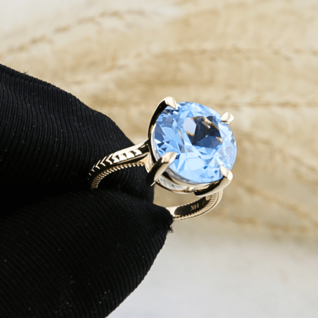 Bague Solitaire et saphir Mathieu Blanchard Bagues Bague Solitaire sur mesure en or jaune et saphir Aqua - Mathieu Blanchard Mathieu Blanchard Joaillerie