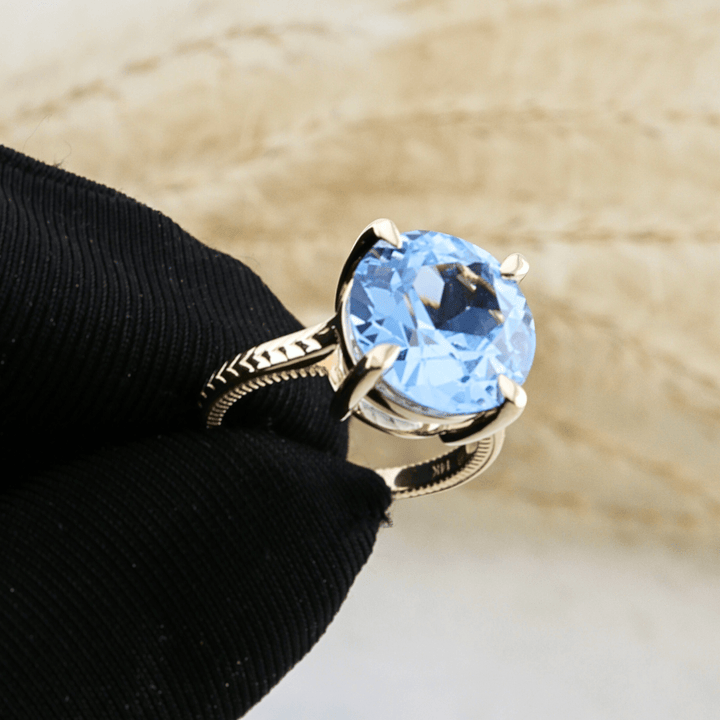 Bague Solitaire et saphir Mathieu Blanchard Bagues Bague Solitaire sur mesure en or jaune et saphir Aqua - Mathieu Blanchard Mathieu Blanchard Joaillerie