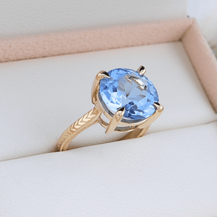 Bague Solitaire et saphir Mathieu Blanchard Bagues Bague Solitaire sur mesure en or jaune et saphir Aqua - Mathieu Blanchard Mathieu Blanchard Joaillerie