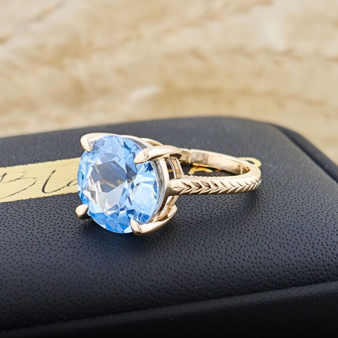 Bague Solitaire et saphir Mathieu Blanchard Bagues Bague Solitaire sur mesure en or jaune et saphir Aqua - Mathieu Blanchard Mathieu Blanchard Joaillerie