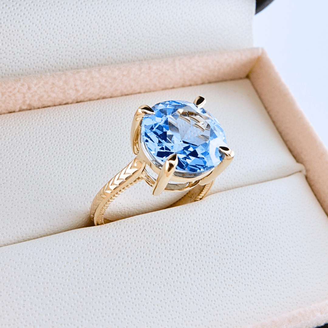 Bague Solitaire et saphir Mathieu Blanchard Bagues Bague Solitaire sur mesure en or jaune et saphir Aqua - Mathieu Blanchard Mathieu Blanchard Joaillerie