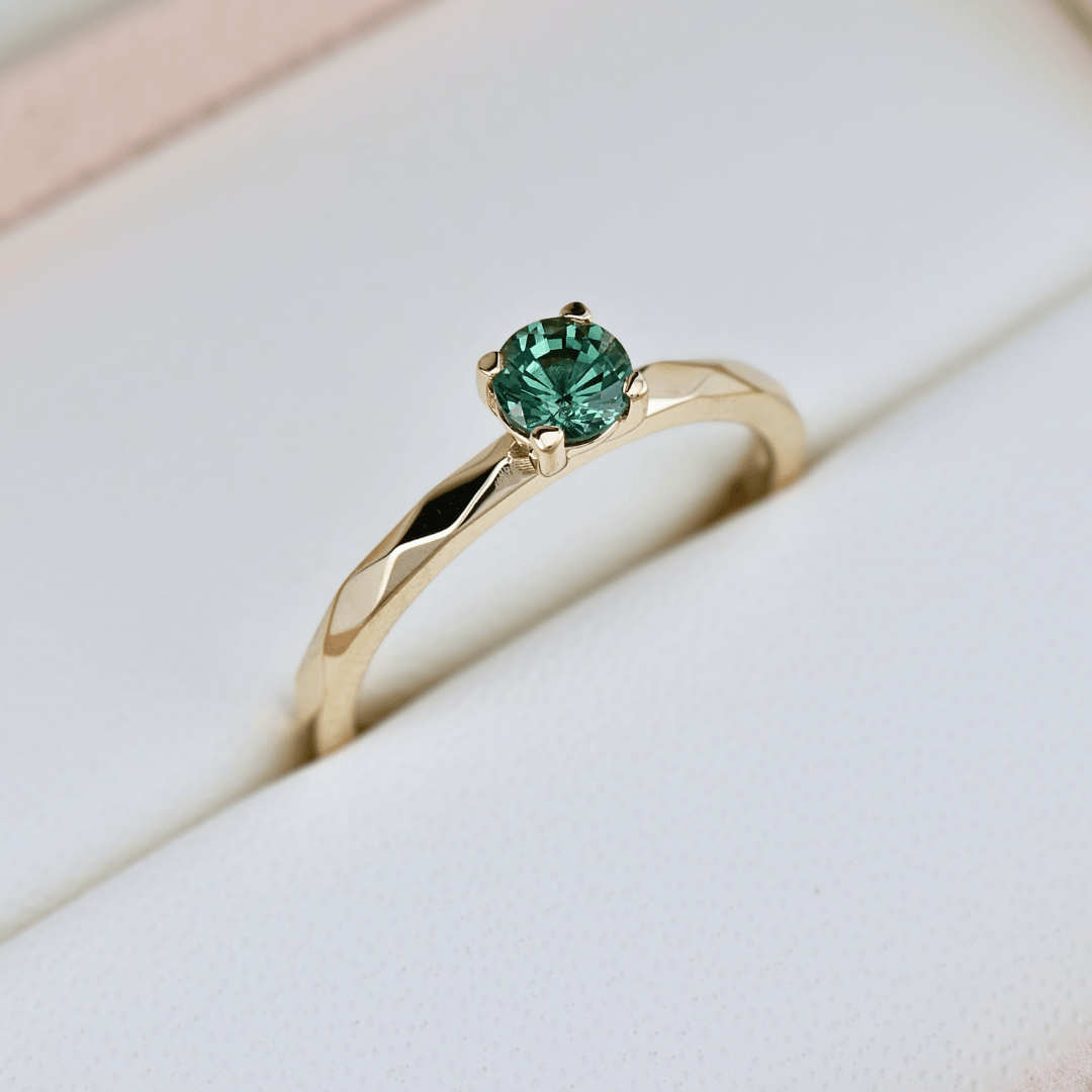 Bague solitaire Facette Saphir Bleu Vert Mathieu Blanchard Bagues Bague solitaire Facette Saphir Teal - Sur mesure | Mathieu Blanchard Mathieu Blanchard Joaillerie