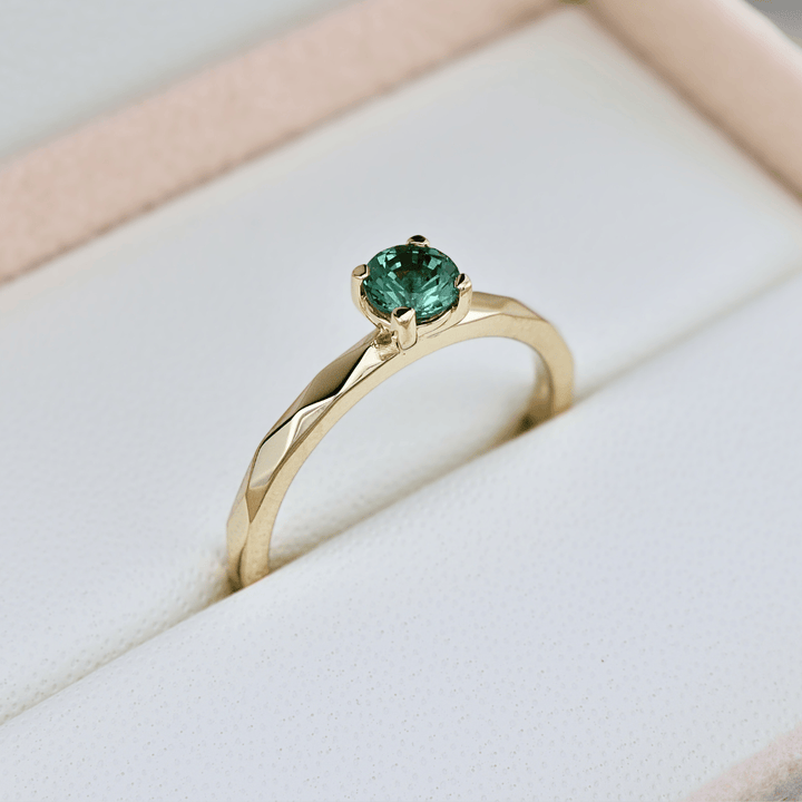 Bague solitaire Facette Saphir Bleu Vert Mathieu Blanchard Bagues Bague solitaire Facette Saphir Teal - Sur mesure | Mathieu Blanchard Mathieu Blanchard Joaillerie