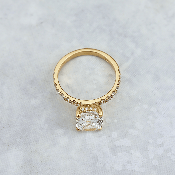 Bague solitaire Halo et diamant cushion 2.5 ct Mathieu Blanchard Bagues Bague de fiançailles Cushion allongé 2.5 ct et halo caché | Mathieu Blanchard Mathieu Blanchard Joaillerie