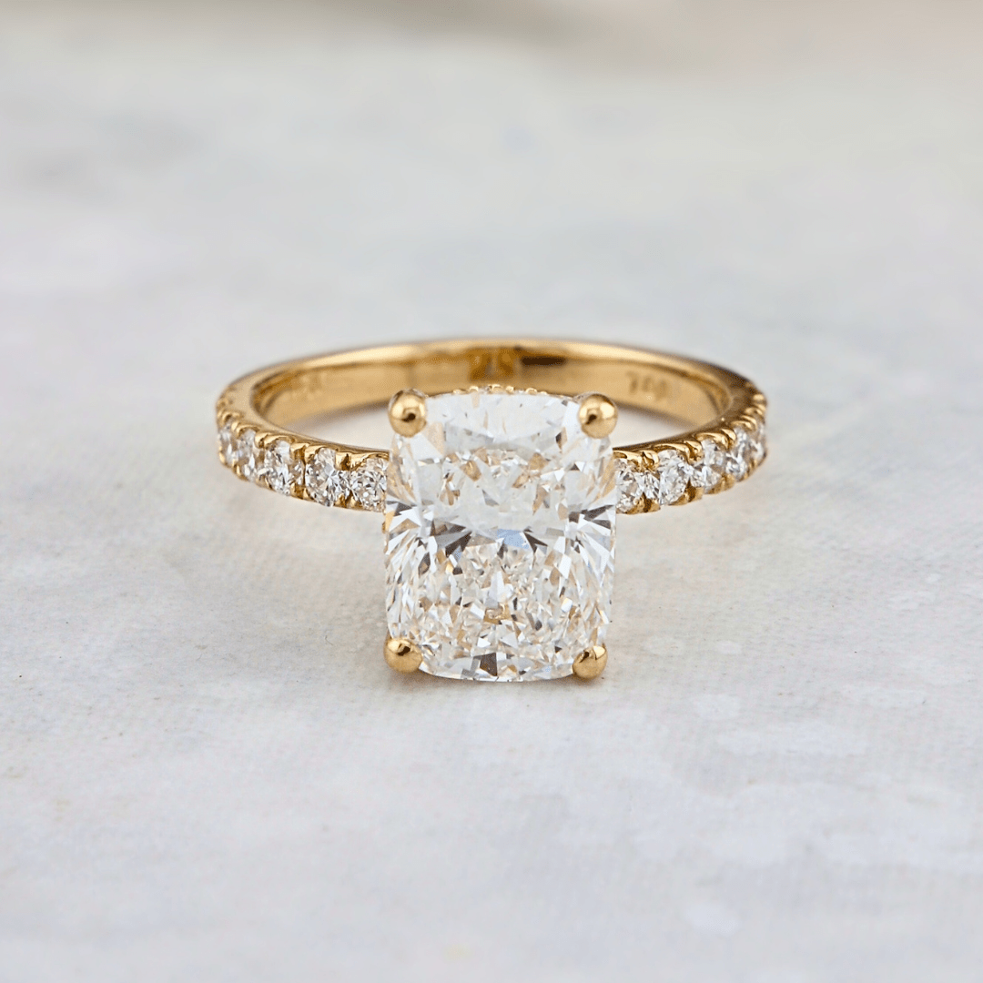 Bague solitaire Halo et diamant cushion 2.5 ct Mathieu Blanchard Bagues Bague de fiançailles Cushion allongé 2.5 ct et halo caché | Mathieu Blanchard Mathieu Blanchard Joaillerie