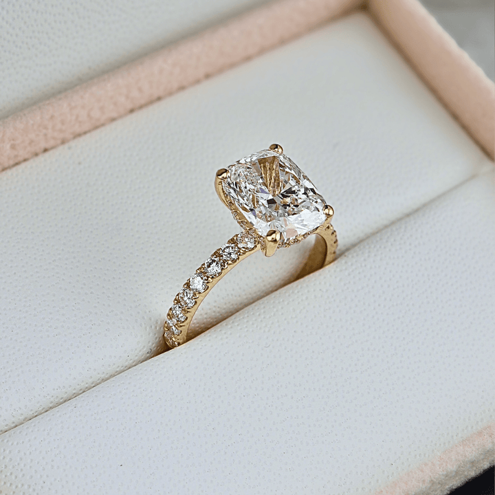 Bague solitaire Halo et diamant cushion 2.5 ct Mathieu Blanchard Bagues Bague de fiançailles Cushion allongé 2.5 ct et halo caché | Mathieu Blanchard Mathieu Blanchard Joaillerie