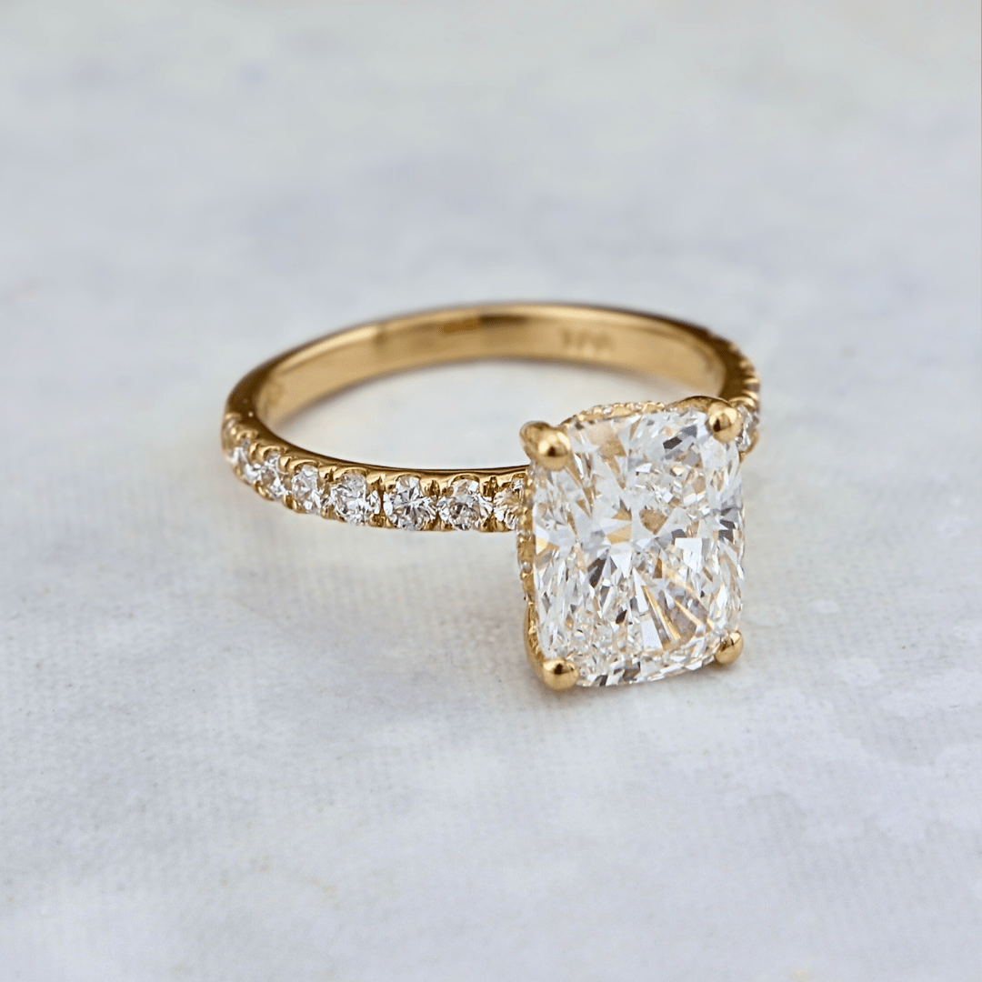 Bague solitaire Halo et diamant cushion 2.5 ct Mathieu Blanchard Bagues Bague de fiançailles Cushion allongé 2.5 ct et halo caché | Mathieu Blanchard Mathieu Blanchard Joaillerie