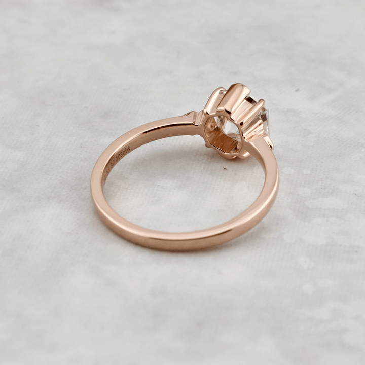 Bague solitaire Martelée Hexagone, rubis et moissanite 2ct Mathieu Blanchard Bagues Bague solitaire 2CT en or 14K-18K et moissanite Hexagone Mathieu Blanchard Joaillerie