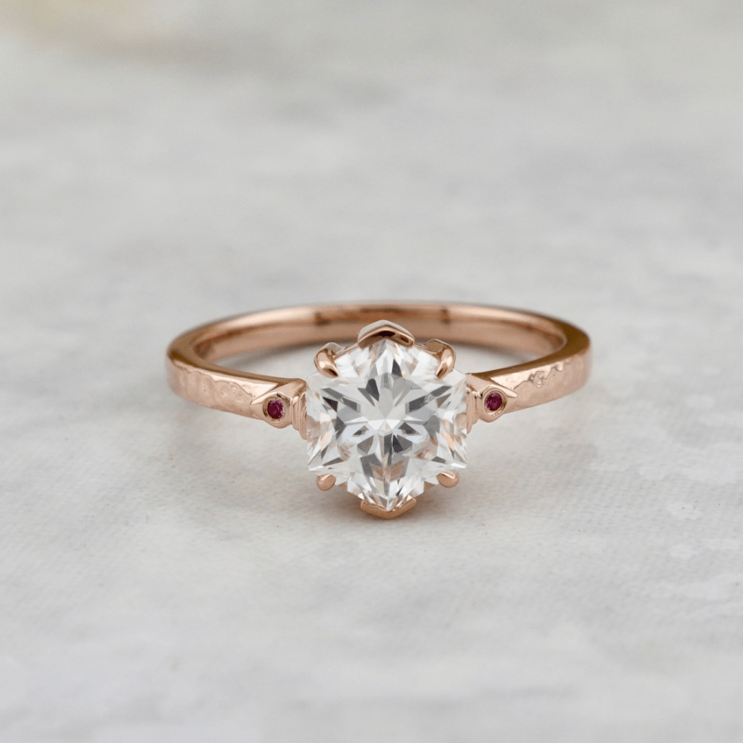 Bague solitaire Martelée Hexagone, rubis et moissanite 2ct Mathieu Blanchard Bagues Bague solitaire 2CT en or 14K-18K et moissanite Hexagone Mathieu Blanchard Joaillerie