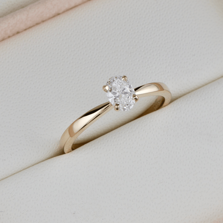 Bague solitaire Ovale 0,5 ct Mathieu Blanchard Bagues 5 / Or jaune 14K PBA6OM15805S-5 Bague Solitaire en or 14K - 18K et diamant oval 0,5ct | Mathieu Blanchard Mathieu Blanchard Joaillerie