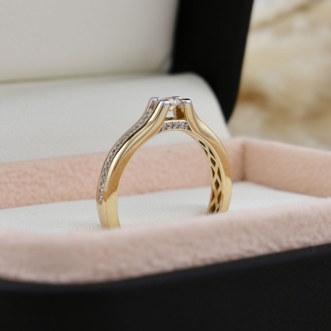 Bague Suspension Halo caché et diamants d’accent Mathieu Blanchard Bagues Bague de fiançailles Suspension — Halo caché et diamants d’accent | Mathieu Blanchard Mathieu Blanchard Joaillerie