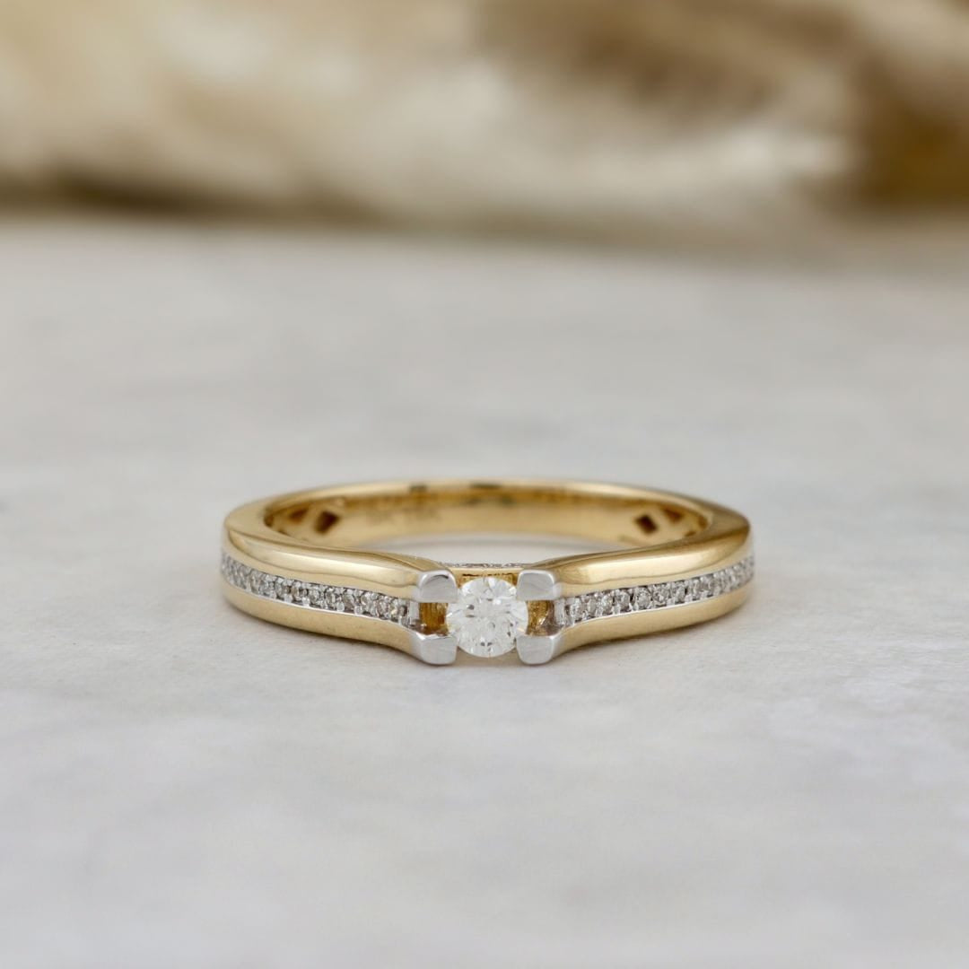 Bague Suspension Halo caché et diamants d’accent Mathieu Blanchard Bagues Bague de fiançailles Suspension — Halo caché et diamants d’accent | Mathieu Blanchard Mathieu Blanchard Joaillerie