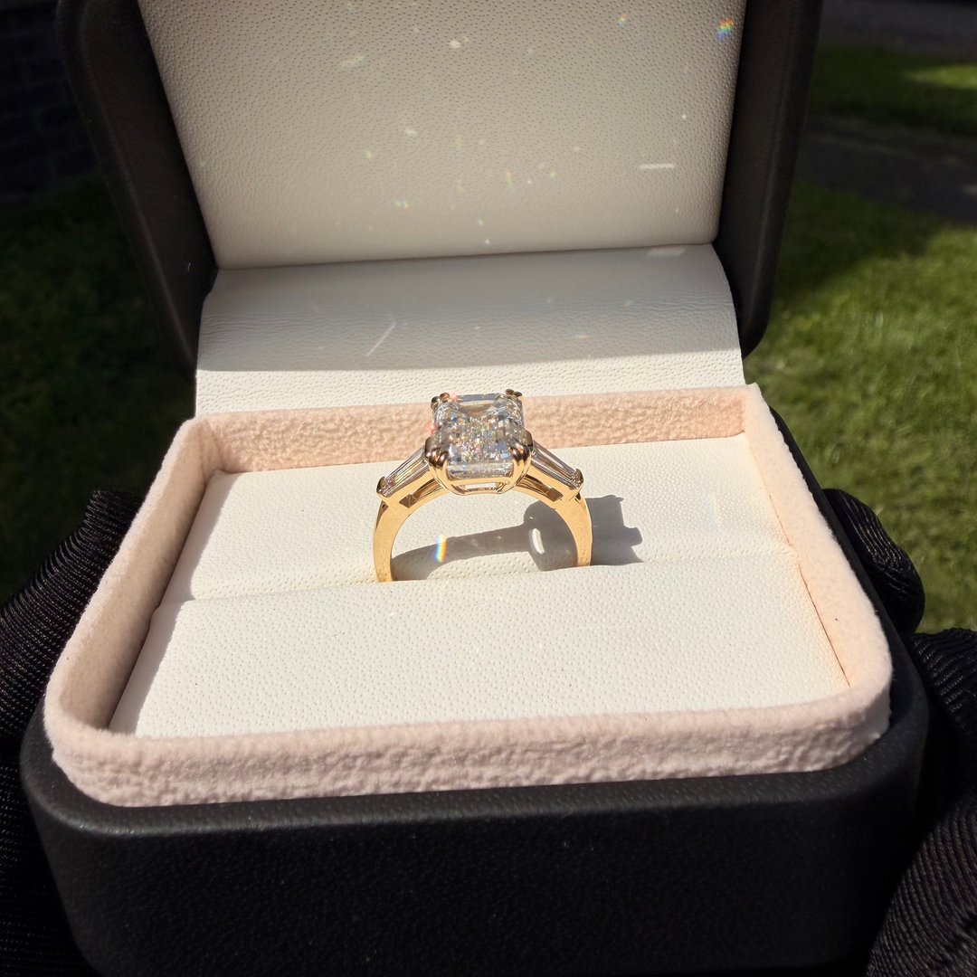 Bague Trapèze Diamant Émeraude 6 ct Mathieu Blanchard Bagues Bague de fiançailles - Diamant Émeraude 6 ct | Mathieu Blanchard Mathieu Blanchard Joaillerie