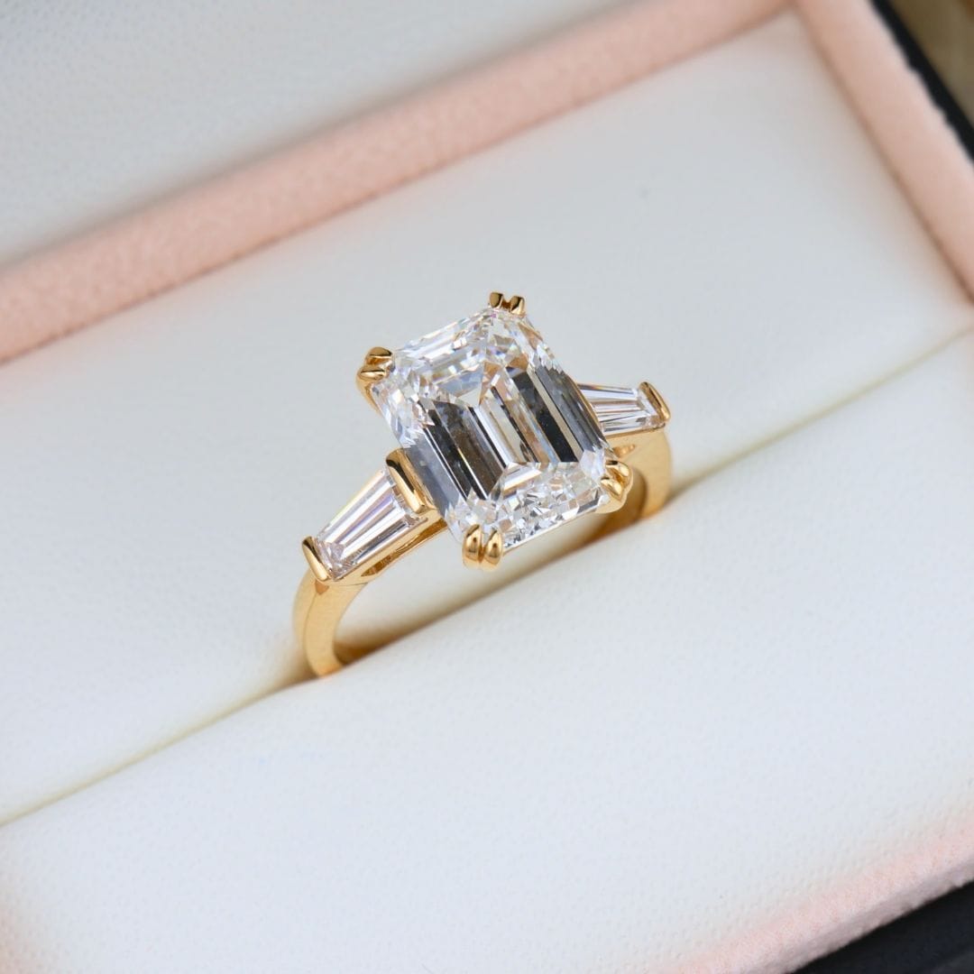 Bague Trapèze Diamant Émeraude 6 ct Mathieu Blanchard Bagues Bague de fiançailles - Diamant Émeraude 6 ct | Mathieu Blanchard Mathieu Blanchard Joaillerie