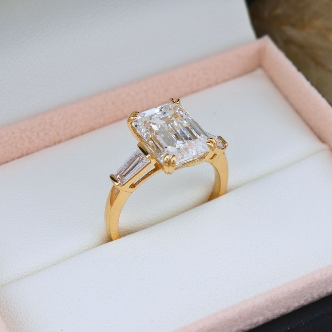 Bague Trapèze Diamant Émeraude 6 ct Mathieu Blanchard Bagues Bague de fiançailles - Diamant Émeraude 6 ct | Mathieu Blanchard Mathieu Blanchard Joaillerie