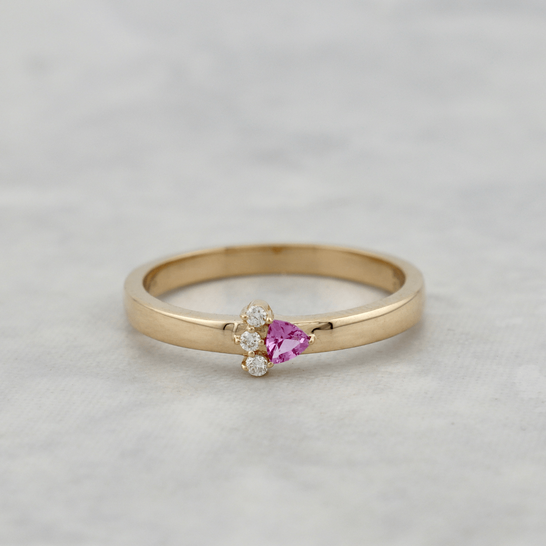 Bague Trillion, diamant et saphir en or 14k Mathieu Blanchard Bagues Bague unique en or 14K, diamant et saphir Trillion | Mathieu Blanchard Mathieu Blanchard Joaillerie