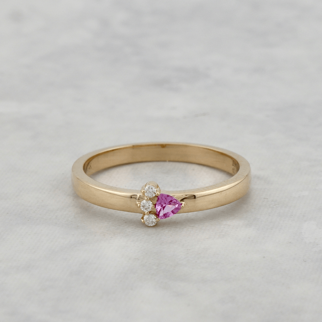 Bague Trillion, diamant et saphir en or 14k Mathieu Blanchard Bagues Bague unique en or 14K, diamant et saphir Trillion | Mathieu Blanchard Mathieu Blanchard Joaillerie