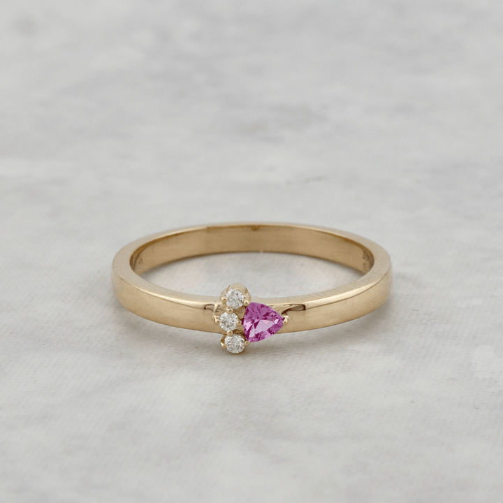 Bague Trillion, diamant et saphir en or 14k Mathieu Blanchard Bagues Bague unique en or 14K, diamant et saphir Trillion | Mathieu Blanchard Mathieu Blanchard Joaillerie
