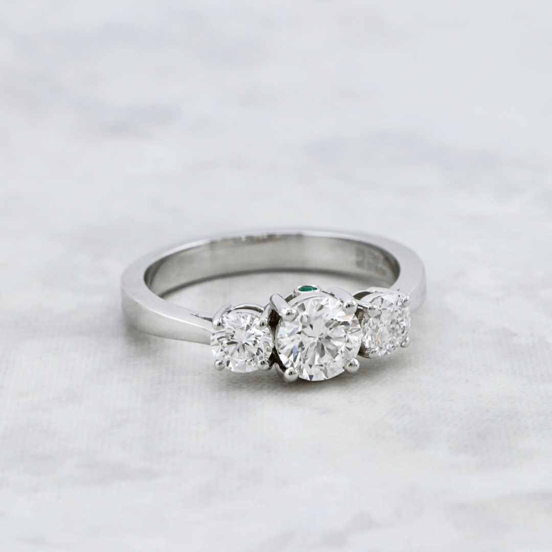 Bague Trilogie à diamants 1,27 CTW ronds avec accent émeraude Mathieu Blanchard Bagues Bague en or 14K - 18K à trois diamants ronds avec accent émeraude | Mathieu Blanchard Joaillerie Mathieu Blanchard Joaillerie