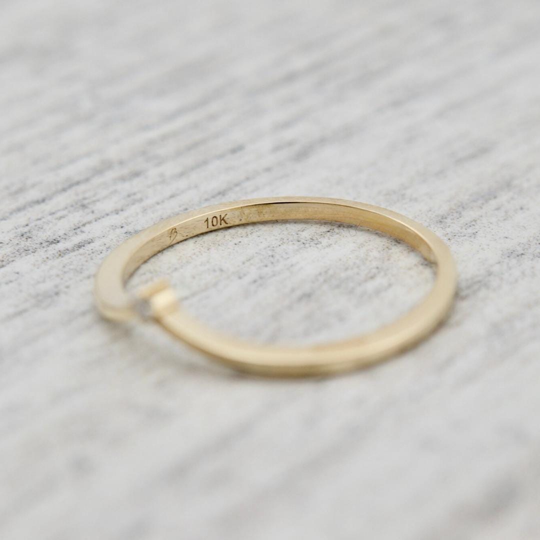 Mathieu Blanchard Grandeur 6 / Or 10K / Doré Bague V en or 10K et moissanite