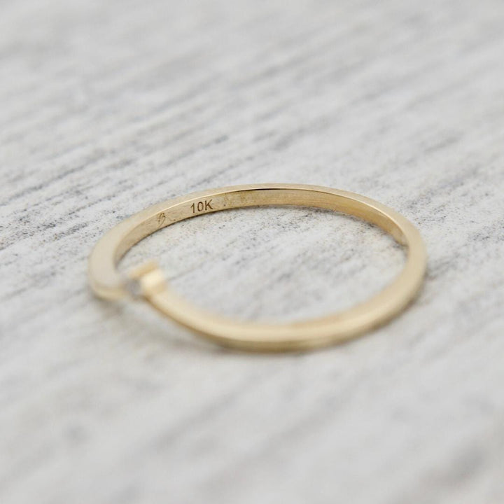 Mathieu Blanchard Grandeur 6 / Or 10K / Doré Bague V en or 10K et moissanite