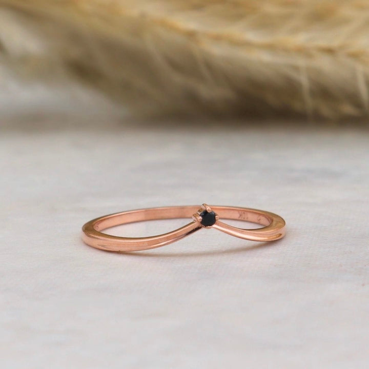 Bague V Saphir noir Mathieu Blanchard Bague de contour V en or solide et saphir noir | Mathieu Blanchard Joaillerie Mathieu Blanchard Joaillerie