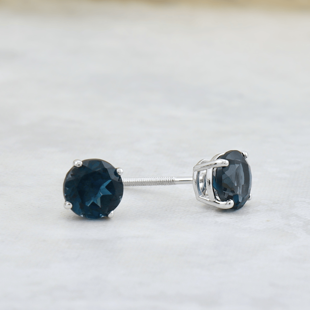 Boucles d’oreilles Classiques Topaze Bleu London Mathieu Blanchard Boucles d'oreilles Boucles d’oreilles classiques Topaze Bleu London 6mm – Or ou Platine | Mathieu Blanchard Joaillerie Mathieu Blanchard Joaillerie
