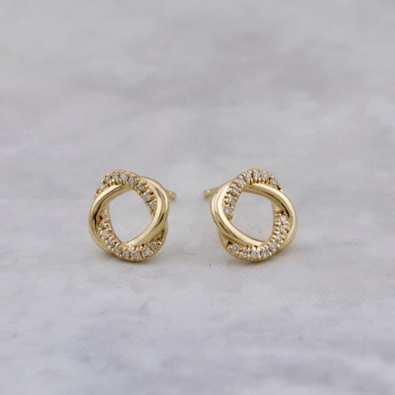 Boucles d'oreilles Entrelacées et moissanites en or jaune 10K Mathieu Blanchard Boucles d'oreilles Boucles d'oreilles Entrelacées en or 10K et moissanites | Mathieu Blanchard Mathieu Blanchard Joaillerie