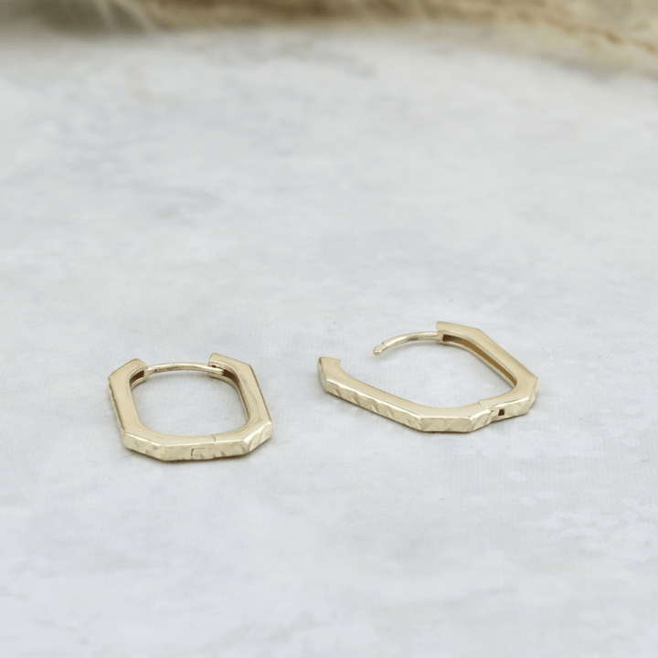 - Boucles d'oreilles Boucles d'oreilles huggies Coupe diamant en or 10K