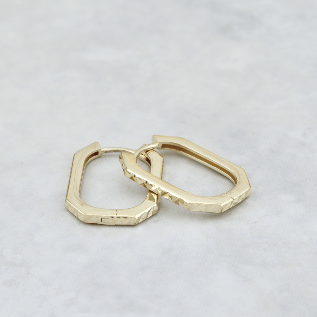 - Boucles d'oreilles Boucles d'oreilles huggies Coupe diamant en or 10K