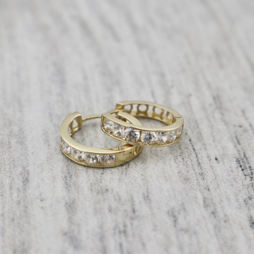 - Boucles d'oreilles Boucles d'oreilles huggies Éclats en or 10K