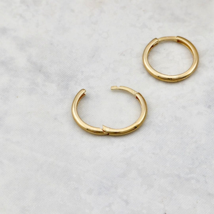 - Boucles d'oreilles Boucles d'oreilles huggies Minimalistes en or 10K
