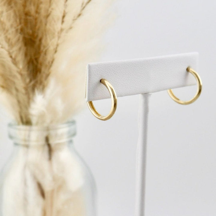 - Boucles d'oreilles Boucles d'oreilles huggies Minimalistes en or 10K