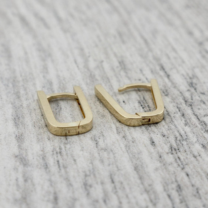 - Boucles d'oreilles Boucles d'oreilles huggies Minimalistes en or 10K
